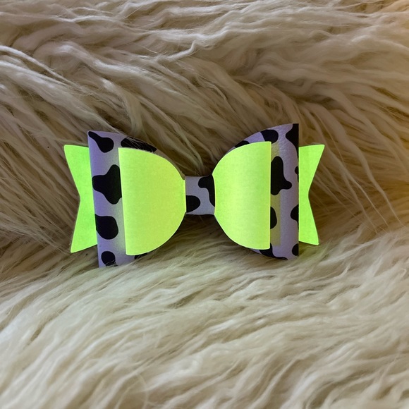 Glow in the dark Cow print and coral bow - Picture 4 of 4